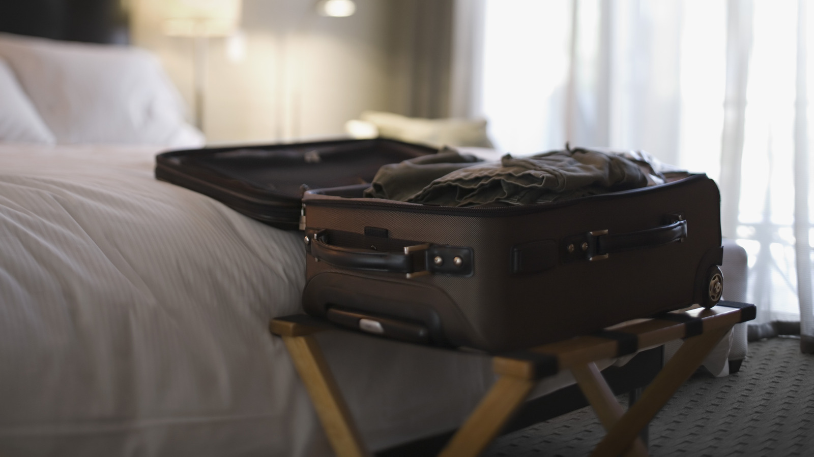 the-gross-reason-you-should-avoid-using-the-luggage-rack-in-your-hotel-room