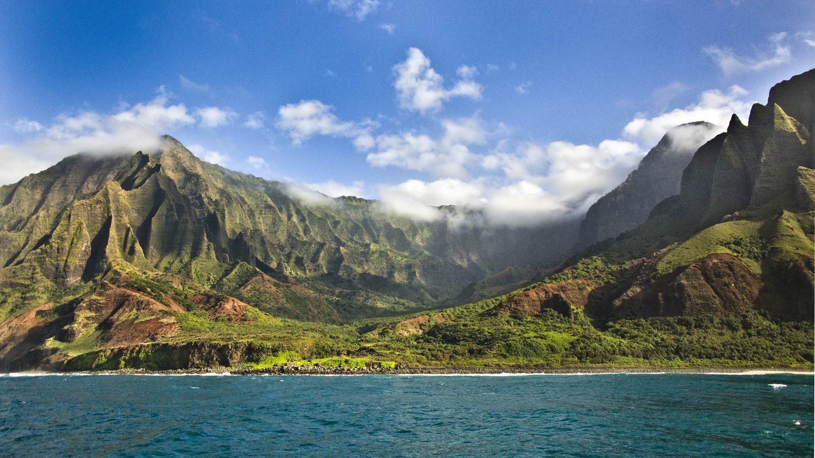 enjoy-stunning-views-without-the-crowds-at-this-under-the-radar-hawaiian-town