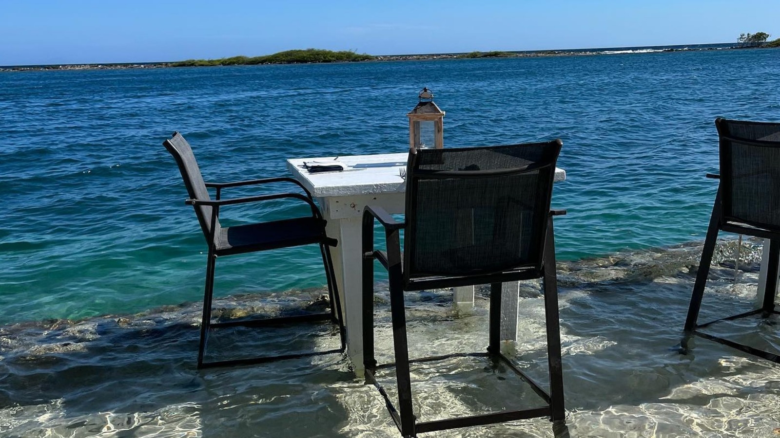 dip-your-toes-in-the-water-during-dinner-at-this-caribbean-island’s-most-unique-restaurant