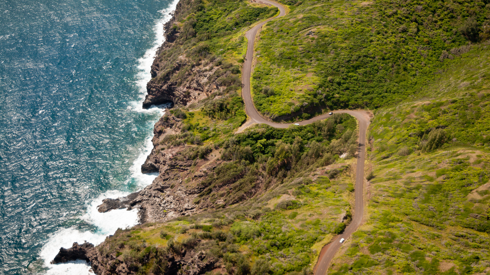 this-stunningly-scenic-road-is-better-known-as-hawaii’s-most-dangerous